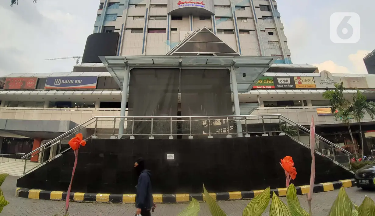 Warga berjalan di depan Gedung Sarinah, Jalan MH Thamrin, Jakarta, Selasa (12/5/2020). Pusat perbelanjaan pertama di Indonesia ini didirikan pada 17 Agustus 1962, dan resmi dibuka 15 Agustus 1966. Bangunan ini memiliki ketinggian sekitar 74 meter dengan 15 lantai. (Liputan6.com/Helmi Fithriansyah)
