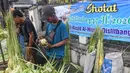 Menjelang Hari Raya Idul Fitri 1447 Hijriah, aktivitas pedagang musiman kulit ketupat lebaran kian meningkat. Tampak dalam foto, pedagang menyelesaikan produksi kulit ketupat lebaran di Pasar Pondok Labu, Jakarta, Rabu (18/3/2026). (merdeka.com/Arie Basuki)