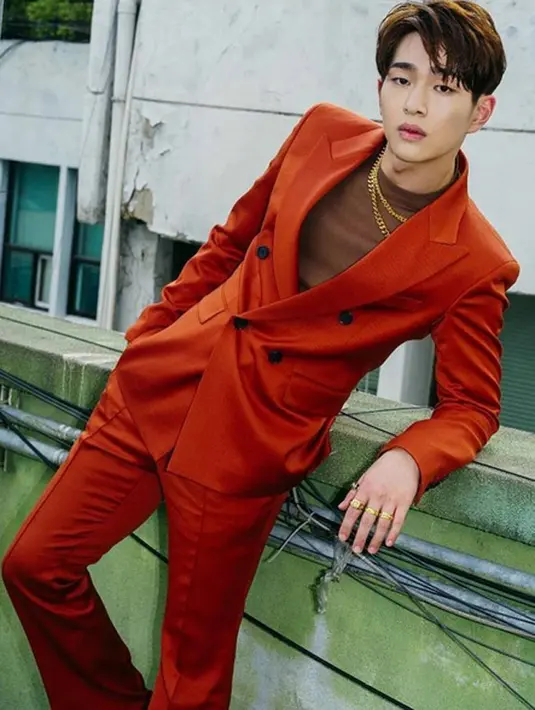 Seperti pada album-album sebelumnya, beberapa lagunya diproduksi oleh mereka sendiri, dan kali ini  Minho dan Key juga menulis sebiah lagu yang berjudul ‘Don’t Let Me Go’. (Instagram/shineeofficial) 