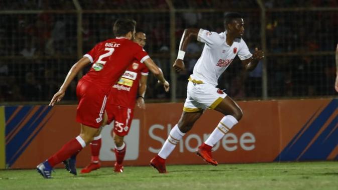Perseru Badak Lampung FC bermain imbang 1-1 menghadapi 10 pemain PSM Makassar pada pekan ke-18 Shopee Liga 1 di Stadion Sumpah Pemuda, Minggu (15/9/2019). (Bola.com/Abdi Satria)
