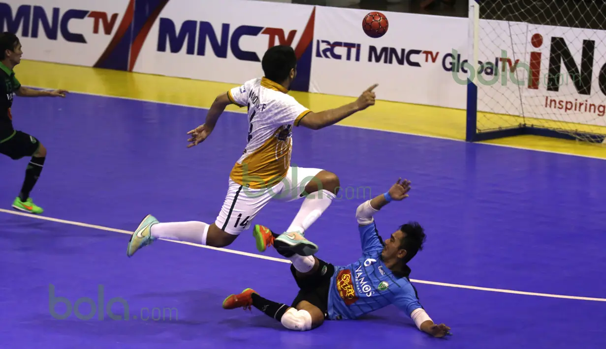 Pemain Antam Jakarta, Rudy Yakobis, mencetak gol setelah menaklukkan kiper Vamos Mataram, Damas, dalam laga Seri III Grup B Wilayah Timur Pro Futsal League 2016 di GOR 17 Desember, Mataram, NTB, Minggu (13/3/2016). (Bola.com/Arief Bagus)
