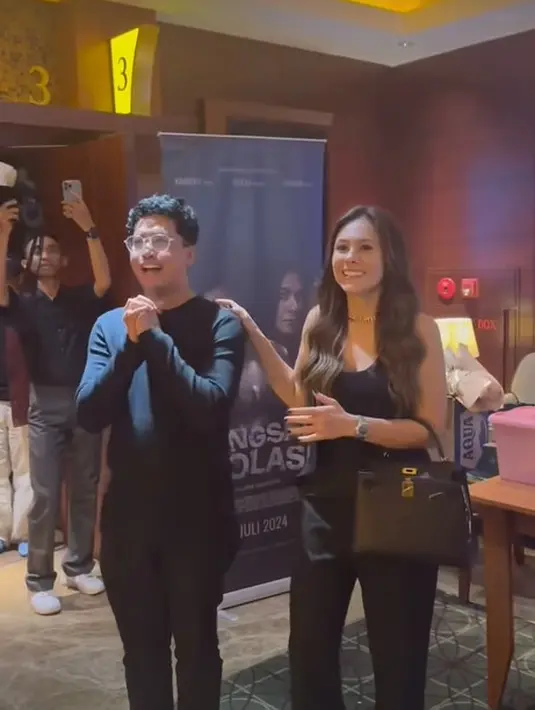 Wulan Guritno tampil simple dengan tanktop dan celana hitam. Kalung emas Christian Dior jadi aksesori mencolok [@wulanguritno]