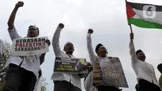 Aksi damai Aqsa Working Group (AWG) di depan Kedutaan Besar Amerika Serikat, Jakarta, Rabu (11/10/2023). Aksi yang diikuti ratusan orang tersebut mengajak kaum muslimin agar bersatu bersama membela Masjid Al Aqsa dan mendukung perjuangan rakyat Palestina. (merdeka.com/Imam Buhori)