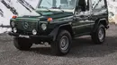 Mercedes-Benz G-Class merupakan simbol kegagahan sebuah SUV. Dikenal di Indonesia sebagai mobil paspampres dan mobil dinas berbagai instansi pemerintah. Berkat harga yang cukup mahal di masanya menjadikan populasi mobil ini tidak begitu banyak. Mayoritas pria pasti mengidolakan G-Class berkat bentuk dan wibawa yang dimilikinya. (Source: Instagram/@mintclassics)