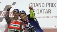 Pebalap Ducati, Andrea Dovizioso bersama Valentino Rossi (kanan) merayakan gelar juara MotoGP Qatar di Sirkuit Losail, Doha, Minggu (18/3/2018). Dovizioso juara dengan catatan waktu 42 menit 34,654 detik. (AFP/Karim Jaafar)