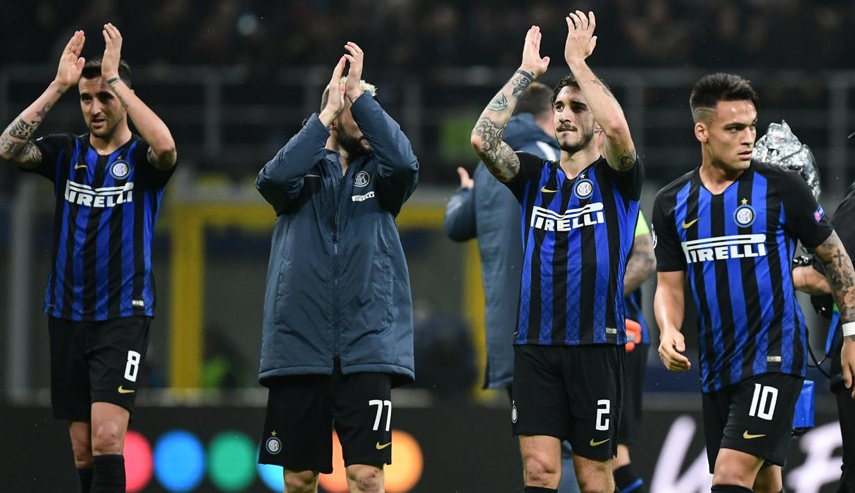 Para pemain Inter Milan menyapa suporter usai melawan Barcelona pada laga Liga Champions di Stadion San Siro, Milan, Selasa (6/11). Kedua klub bermain imbang 1-1. (AFP/Miguel Medina)