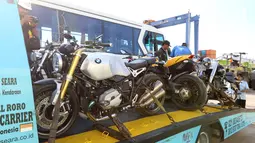 Moge sitaan KPK dari Bupati Hulu Sungai Tengah nonaktif Abdul Latif tiba di Pelabuhan Tanjung Priok, Jakarta, Senin (19/3). Moge tersebut di antaranya BMW Motorrad, Ducati, Husberg TE 300, KTM 500 EXT, Harley Davidson (4 unit). (Liputan6.com/Angga Yuniar)