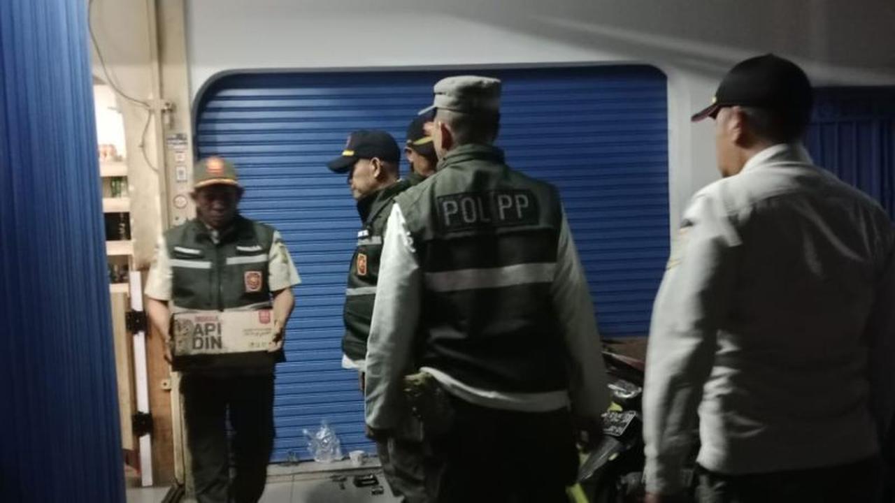 Satpol PP Gencarkan Penertiban Miras Ilegal di Tebet dan Kebayoran Baru