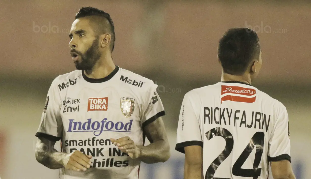 1. Demerson Bruno (Bek) - Pemain asal Brasil ini sangat disiplin dalam menjaga pergerakan lawan. Gol penentu dari tandukan kepalanya ke gawang Sriwijaya FC di Semifinal, perlu diwaspadai Persija pada laga final nanti. (Bola.com/M Iqbal Ichsan)