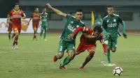 Bek PSMS Medan, Danie Pratama, menghadang bek Martapura FC, Ady Setiawan, pada laga Liga 2 di Stadion Patriot, Bekasi, Senin (13/11/2017). PSMS Medan menang 2-1 atas Martapura FC. (Bola.com/ M Iqbal Ichsan)