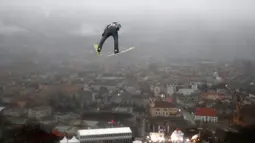 Atlet ski Jerman, Andreas Wellinger melayang di udara pada putaran percobaan turnamen Four Hills Ski Jumping ke-65 di Innsbruck, Austria, Rabu (3/1). Turnamen ski bergengsi itu akan berakhir di Bischofshofen pada 6 Januari2018. (AP/Matthias Schrader)