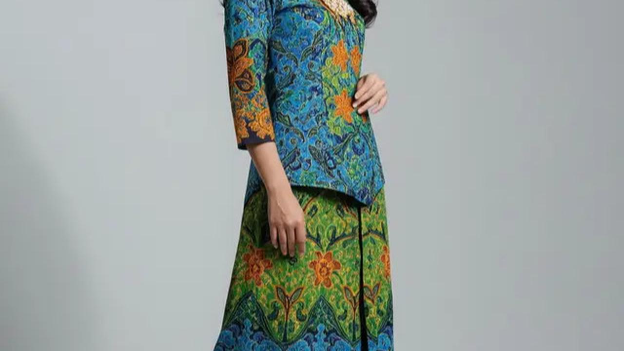 Setelan Kebaya Lengan Tiga Perempat dengan Rok Slit Panjang Batik Sasirangan Kontras
