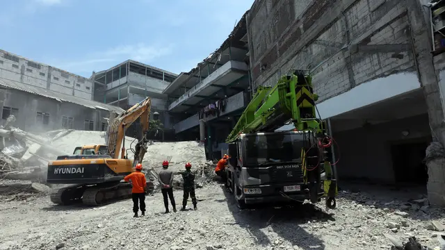 Petugas melakukan pembersihan puing reruntuhan gedung musala Pondok Pesantren Al Khoziny. Foto BNPB