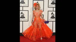 Joy Villa mengenakan busana yang membuatnya nyaris bugil saat datang ke acara Grammy Awards 2015 di Staples Center, Los Angeles, AS, Minggu (8/2). (AFP PHOTO/VALERIE MACON)