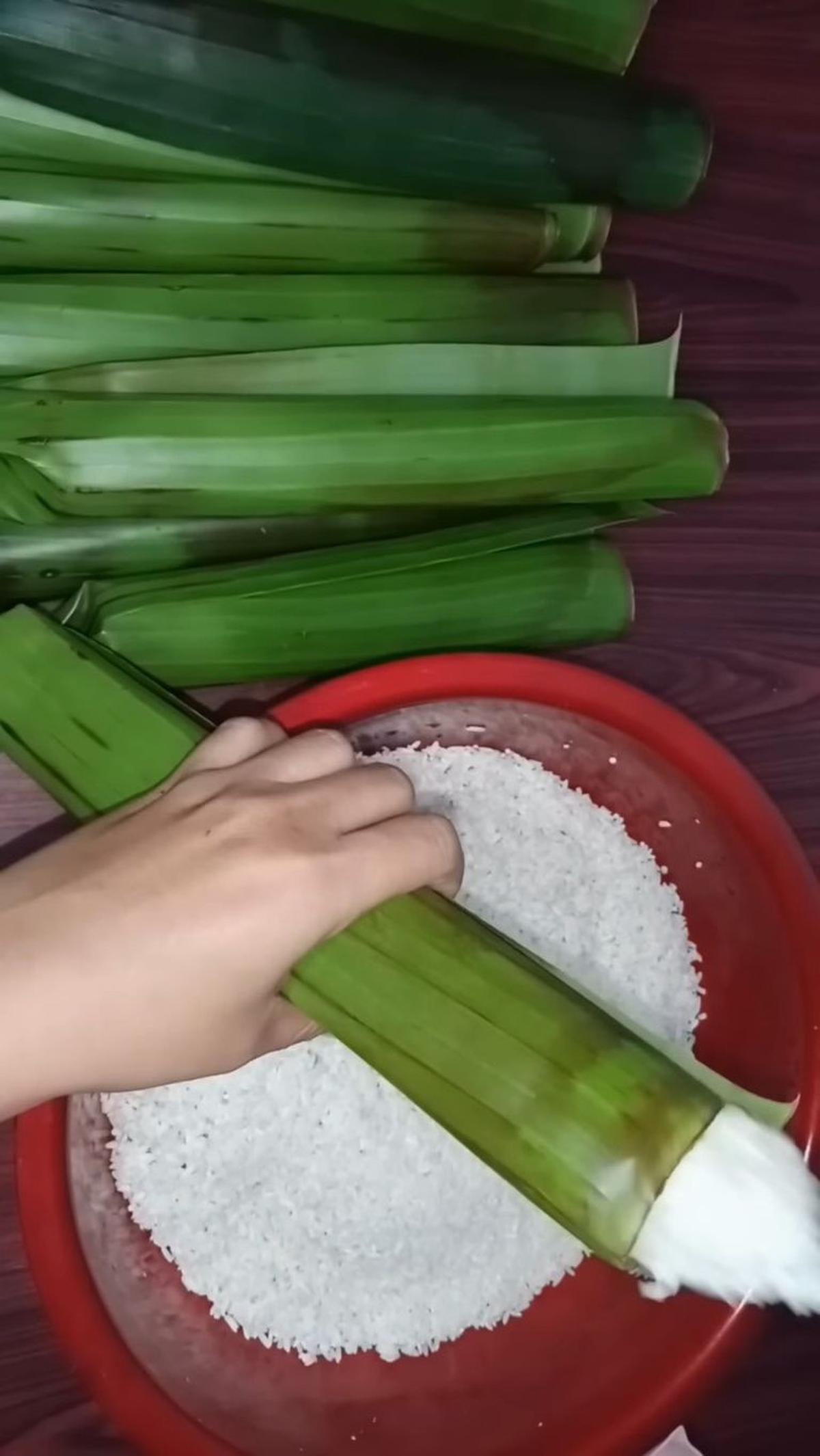 Isi Lontong dengan Nasi