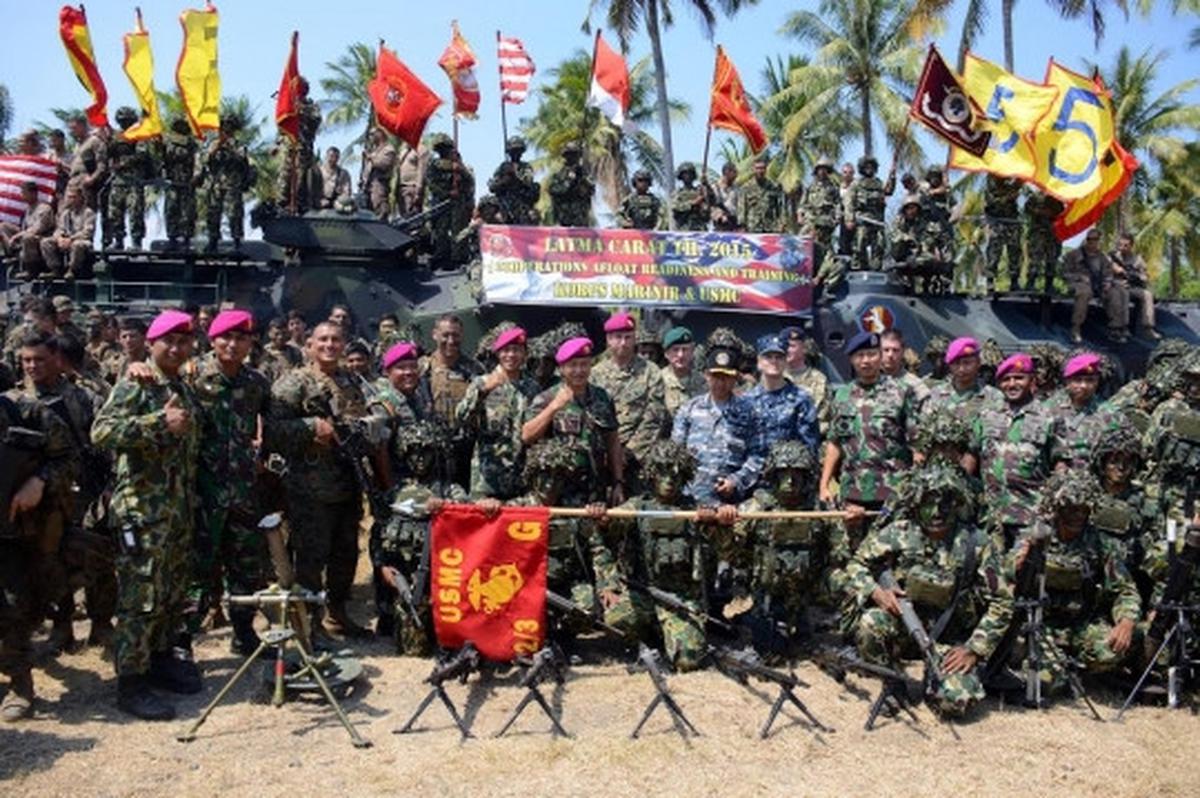Kekompakan prajurit Marinir TNI dan Amerika lomba 17-an di Situbondo