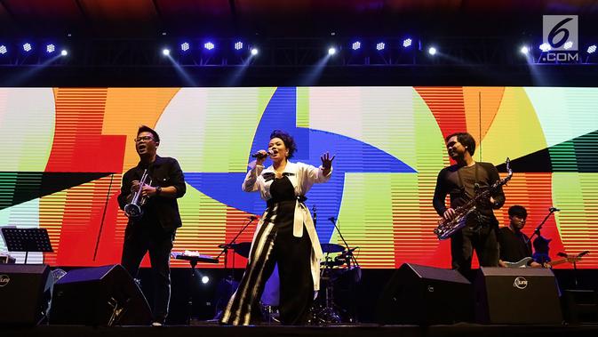 Yura Yunita (tengah) saat tampil dalam acara Balkonjazz Festival 2019 di Balkondes Tuksono, Borobudur, Magelang, Jawa Tengah, Sabtu (14/9/2019). Yura terlihat berpenampilan edgy dengan busana black and white. (Fimela.com/Bambang Ekaros Purnama)