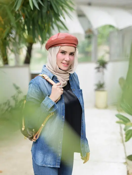 Mantan istri Vicky Prasetyo ini juga bak remaja dengan bergaya denim. Pakai hijab coklat muda ditambah baret berwarna coklat tua, siapa yang menyangka jika aktris cantik ini hampir masuk usia kepala 4. (Liputan6.com/IG/@angellelga)