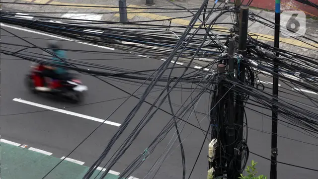 Potret Semrawutnya Kabel Utilitas di Jakarta