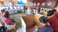 KPU Kota Tangerang menggelar simulasi pemilihan dan pemungutan suara di Jalan Benteng Jaya Jembatan Kaca, Kelurahan Sukarasa, Kecamatan Tangerang, Kota Tangerang, Senin (29/1/2024). (Liputan6.com/Pramita Tristiawati).