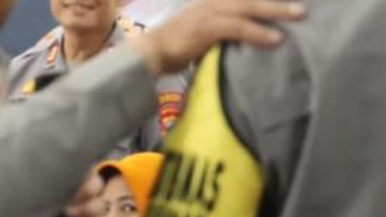 "Kapolres berdiri. Saya tidak mau tahu, para Bhabin bajunya (harus) baru semua," perintah Luthfi.
