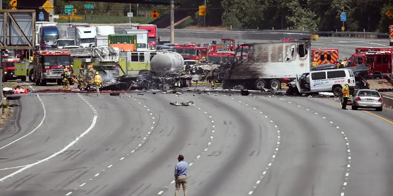 Tabrakan Dua Truk Menimbulkan Kerusakan Parah di Los Angeles