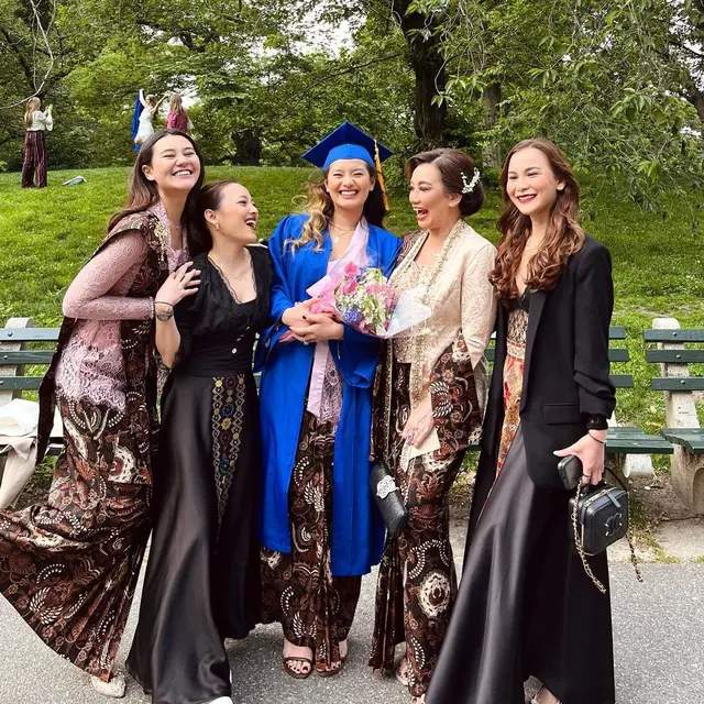 Turut Merayakan Wisuda Zahwa Massaid