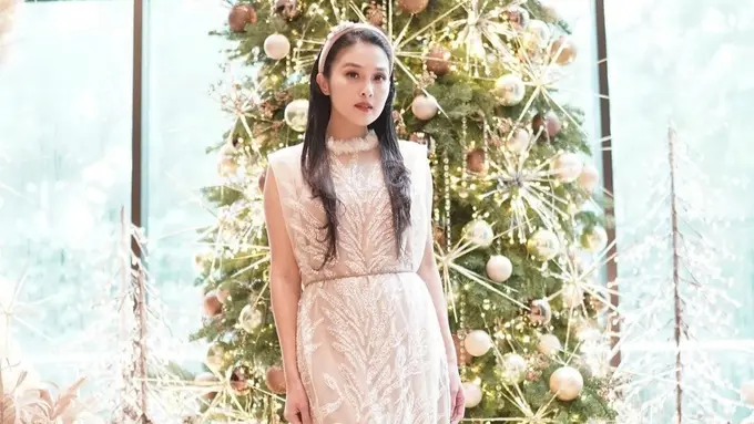 Tak perlu bingung outfit untuk rayakan natal, kamu bisa meniru gaya Sandra Dewi