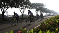 Para pesepeda menggowes saat mengikuti Bike 4round The City di Tangerang, Banten, Minggu (4/3/2018). Kegiatan yang diadakan dalam rangka ulang tahun Hotel Novotel ini menempuh jarak sekitar 50 kilometer. (Bola.com/Vitalis Yogi Trisna)