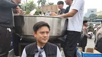 Bobon Santoso Bagi-Bagi 2.000 Nasi Bungkus di Demo DPR