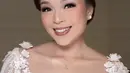 Makeupnya begitu manis dengan nuansa kecokelatan yang sederhana. [Foto: Instagram/ Oza Rangkuti]