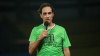 Alessandro Nesta memberikan keterangan setelah laga ekshibisi Star Football Challenges bersama John Terry dan Alessandro Nesta yang berlangsung di Stadion Patriot Candrabhaga, Bekasi, Sabtu (12/11/2022). (Bola.com/Bagaskara Lazuardi)