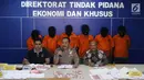 Analis Kebijakan Humas Polri Kombes Pol Sulistyo Pudjo (tengah) bersama Kadiv Penanggulangan Uang Palsu Bank Indonesia, Asral Mashuri (kanan) menunjukkan barang bukti uang palsu saat rilis di Jakarta, Jumat (16/3). (Liputan6.com/Arya Manggala)