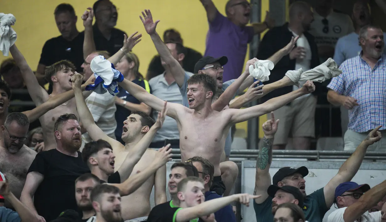 Pendukung Brighton merayakan gol penyeimbang 2-2 pada laga Grup B Liga Europa 2023/2024 melawan Marseille di Stade Velodrome, Marseille, Prancis, Jumat (05/10/2023) dini hari WIB. (AP Photo/Daniel Cole)