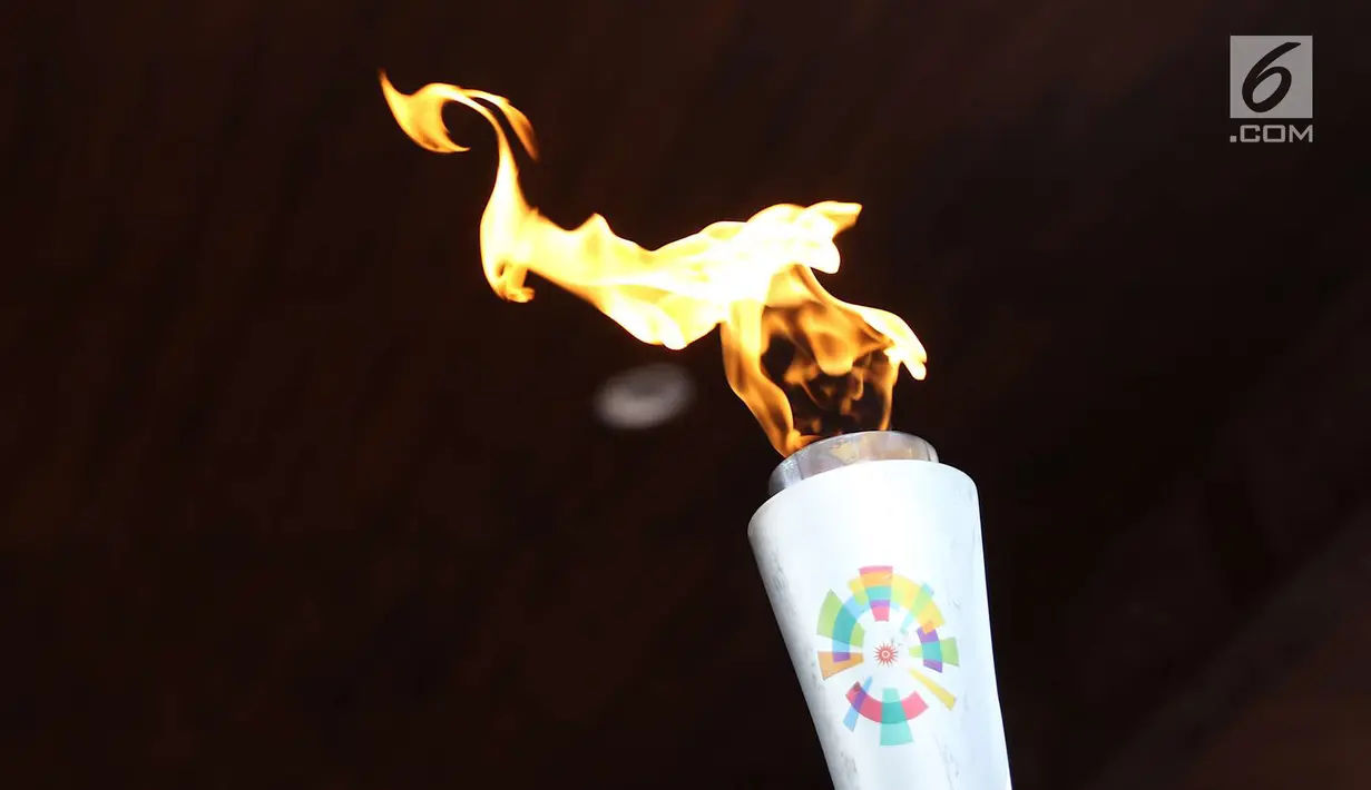 Api obor Asian Games 2018 dalam Torch Relay Asian Games 2018 di kawasan TMII, Jakarta Timur, Rabu (15/8). Pada Jumat (17/8), kirab obor berlanjut di wilayah Kab Administrasi Kepulauan Seribu, lalu ke Monas dan Istana. (Liputan6.com/Immanuel Antonius)