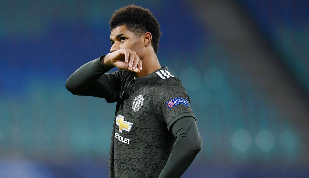 Striker Manchester United, Marcus Rashford, tampak lesu usai ditaklukkan RB Leipzig pada laga Liga Champions di Red Bull Arena, Rabu (9/12/2020). MU takluk dengan skor 3-2. (ANNEGRET HILSE / POOL / AFP)