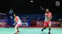 Ganda campuran Indonesia, Tontowi Ahmad/Liliyana Natsir mengembalikan kok ke arah Yugo Kobayashi/Misaki Matsumoto (Jepang) pada 16 besar Indonesia Open 2018 di Istora GBK Jakarta, Kamis (5/7). Tontowi/Liliyana unggul. (Liputan6.com/Helmi Fithriansyah)