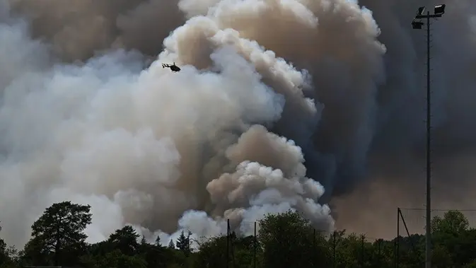Kebakaran Hutan Prancis Ciptakan Awan Badai, Petir Picu Titik Api Baru