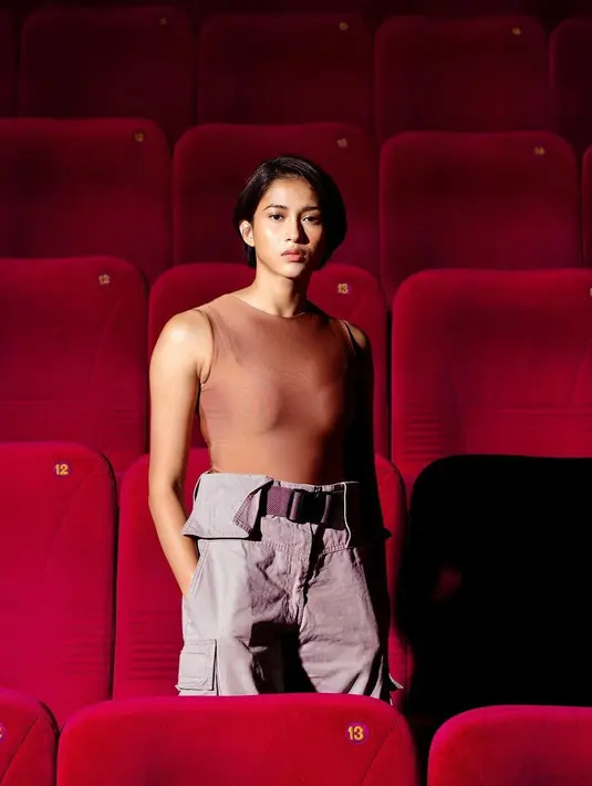 Gaya Aghniny Haque yang tampil sporty dengan celana cargo ala militer dengan belt yang bold dan atasan tanpa lengan berwarna netral. (Foto: Instagram Aghniny Haque)