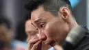 Lee Chong Wei tak kuasa menahan air mata saat mengumumkan pensiun dari bulutangkis karena problem penyakit kanker yang dideritanya. (AFP/Mohd Rasfan)