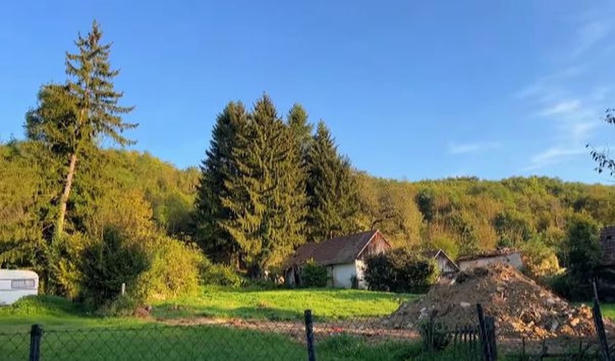 Jika di Indonesia ada kandang khusus ternak berupa kambing hingga sapi, di Hungaria juga terdapat bangunan khusus bagi kuda peliharaan sang pemilik rumah.