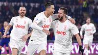 Para pemain Juventus merayakan gol yang dicetak oleh Cristiano Ronaldo ke gawang AS Roma pada laga Serie A di Stadion Olimpico, Roma, Minggu (12/1/2020). AS Roma takluk 1-2 dari Juventus. (AP/Alfredo Falcone)