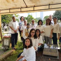 Keluarga Bartje van Houten saat nyekar