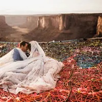 Seberapa berani kamu berada di ketinggian? Bagaimana dengan menikah di ketinggian 400 kaki? (Sumber foto: boredpanda.com)