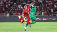 Pemain Timnas Indonesia, Ramadhan Sananta berebut bola dengan pemain St Kitts and Nevis, Mervin Lewis dalam laga semifinal FIFA Series 2026 di Stadion Utama Gelora Bung Karno (SUGBK), Senayan, Jakarta, Jumat (27/03/2026). (Bola.com/M Iqbal Ichsan)