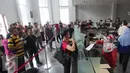 Pengunjung saat menukar uangnya di penukaran uang di Jakarta, Jumat (9/10/2015). Nilai tukar rupiah terhadap dolar AS pada perdagangan akhir pekan ini, Jumat (9/10/2015) mengalami penguatan, bahkan bergerak ke level Rp 13.400. (Liputan6.com/Angga Yuniar)