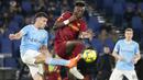 Pemain Lazio, Nicolo Casale, berebut bola dengan pemain AS Roma, Tammy Abraham, pada laga pekan ke-27 Serie A 2022/2023 di Stadion Olimpico, Senin (20/03/2023). Lazio menang dengan skor 1-0. (AP Photo/Gregorio Borgia)