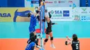 Meski hanya bermain tiga set, Timnas bola voli putri Indonesia mampu memberi perlawanan sengit, khususnya di dua set awal, meskipun akhirnya harus mengakui keunggulan Thailand 0-3 (24-26, 24-26, 20-25) pada laga putaran pertama SEA V League 2023 di Vinh Phuc Gymnasium, Hanoi, Vietnam, Jumat (4/8/2023). Ratri Wulandari dkk akan menghadapi tuan rumah Vietnam pada laga kedua yang akan digelar hari ini, Sabtu (5/8/2023) di tempat yang sama. (Dok. SEA V League 2023)