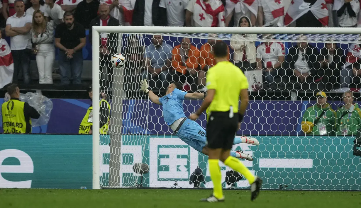 Kiper Timnas Georgia, Giorgi Mamardashvili kebobolan gol kedua yang dicetak lewat tendangan dari luar kotak penalti oleh striker Timnas Turki, Arda Guler pada laga matchday pertama Grup F Euro 2024 di Westfalenstadion, Dortmund, Jerman, Selasa (18/6/2024). (AP Photo/Martin Meissner)