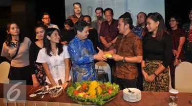 Sutradara Hanung Bramantyo menerima potongan tumpeng saat Syukuran Film Kartini di XXI Jakarta Theater, Jakarta, Kamis (14/7). Rencananya film Kartini akan tayang di bioskop pada April 2017. (Liputan6.com/Gempur M Surya)